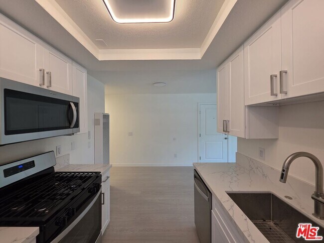 Building Photo - 912 N Ridgewood Pl