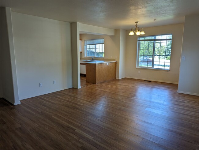 Building Photo - Nice 3 Bedroom 2 Bathroom Condo