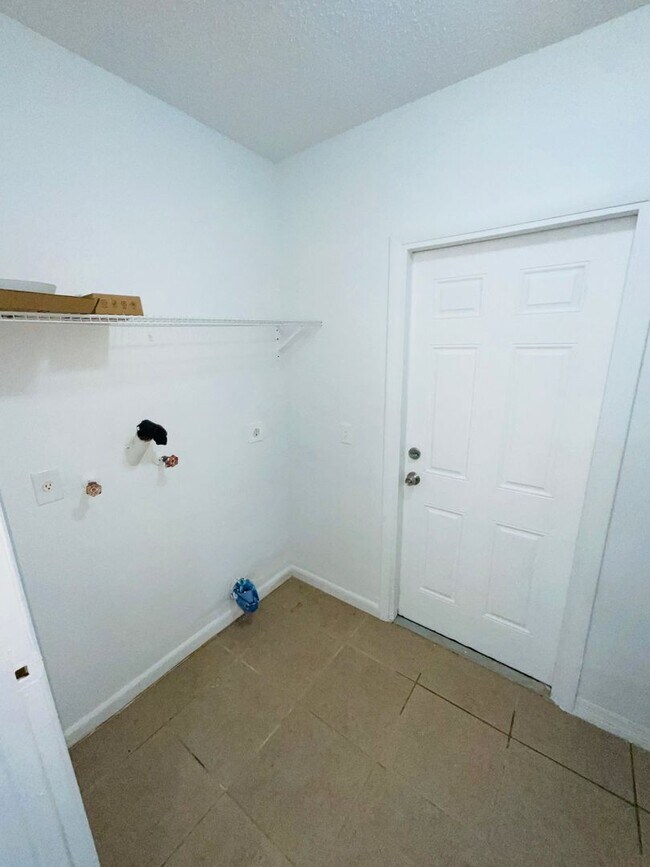 Building Photo - 2 Bedroom 2 Bathroom 1/2 Duplex