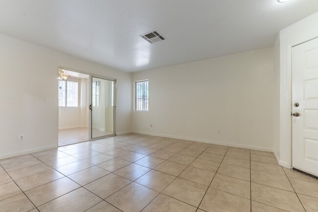 Building Photo - Two Bedroom Downstairs Condo