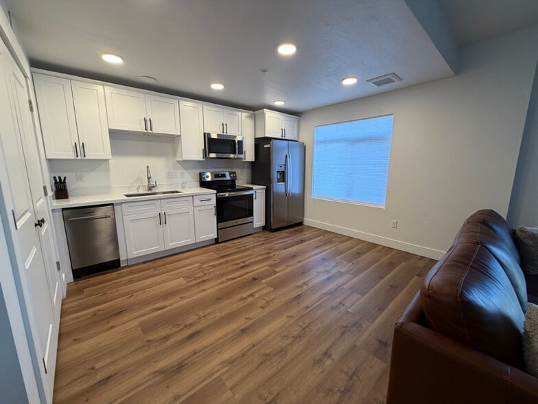 Building Photo - 98 E Center St