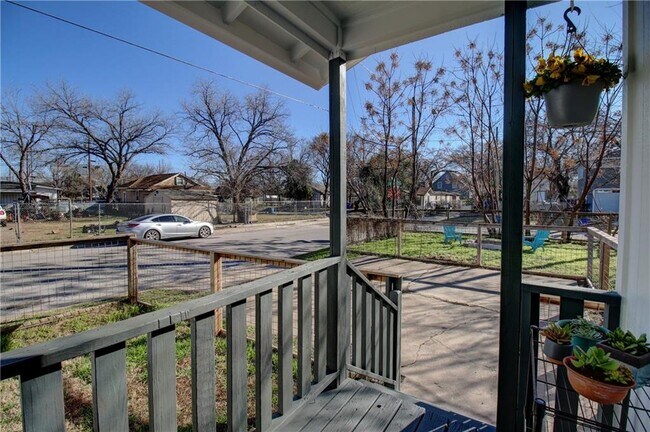 Building Photo - 2717 Santa Rosa St