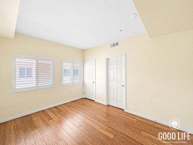 Building Photo - Beautiful 2BD/2.5BA Condo in Bankers Hill W/ W/D, A/C, Patio Area and Community Gym!