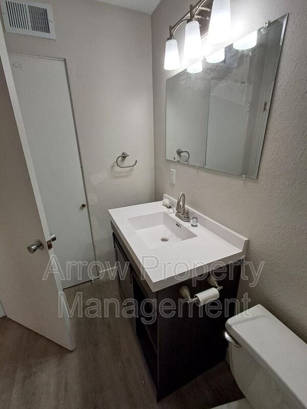 Building Photo - 1416 Oakland Rd NE