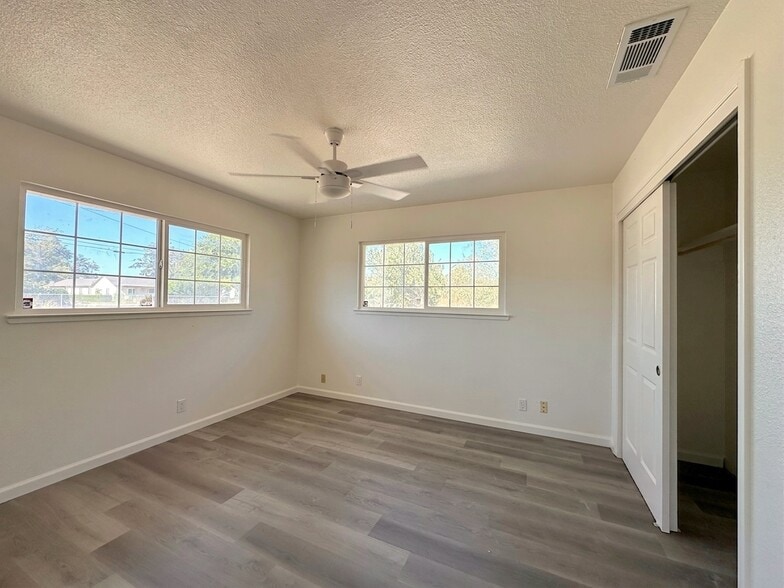 Building Photo - 15050 Cottage Ave