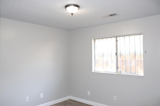 Building Photo - 400 S Crawford Ave