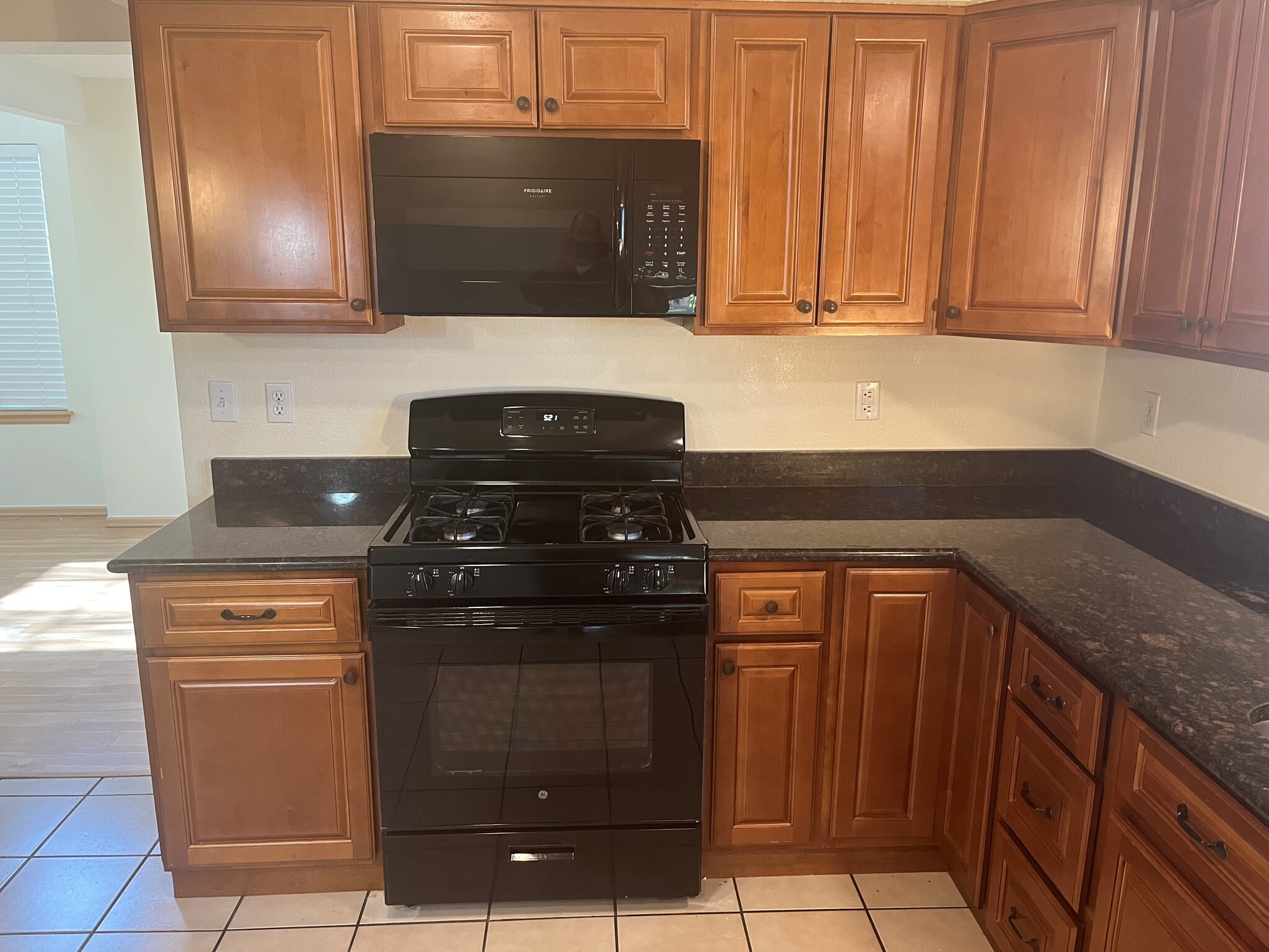 Kitchen - 10710 Kimball St