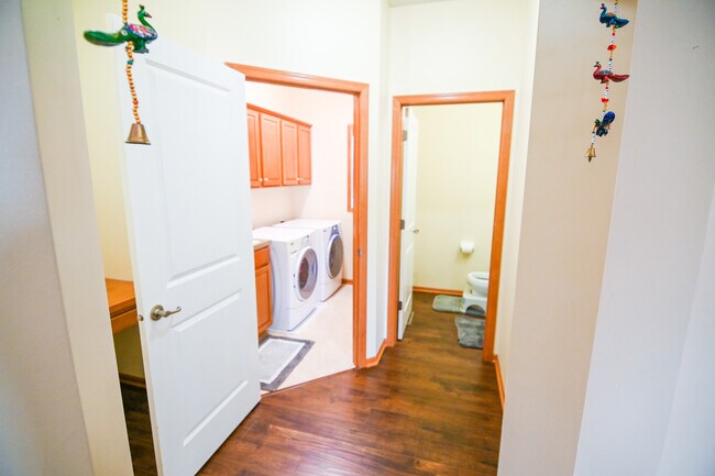 Building Photo - 3266 Oak View Dr