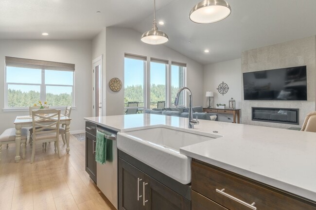 Building Photo - Gorgeous Home with a view!! Available Now!!