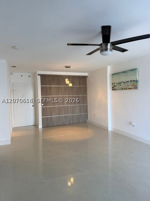 Building Photo - 400 Kings Point Dr