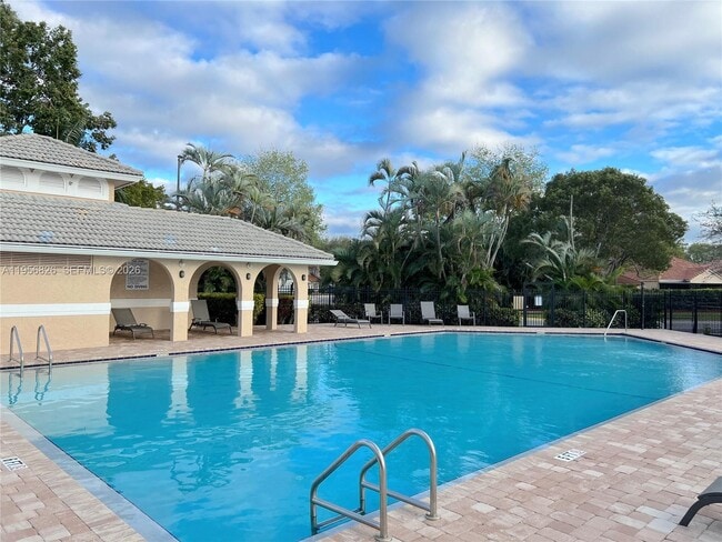 Building Photo - 2707 Pinewood Ct