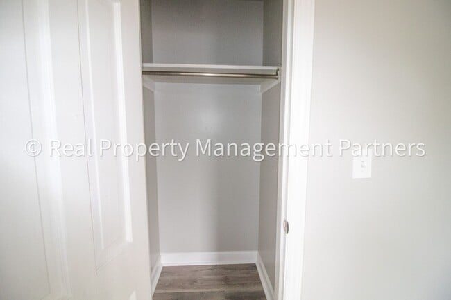 Building Photo - Rooms for Rent in a 6-Bedroom Home