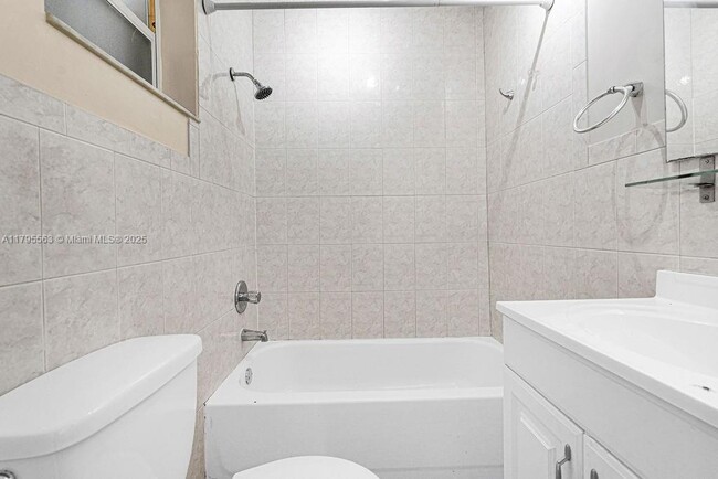 Building Photo - 2400 SW 103rd Ct