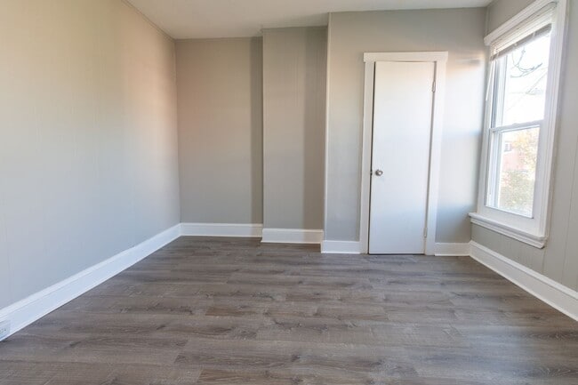 Building Photo - 3 bedroom, 1 bathroom row home located in ...