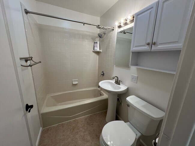 Building Photo - Updated 2-bedroom cottage in La Loma neighborhood!