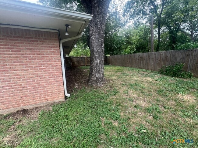 Building Photo - 943 S Pecan Ave