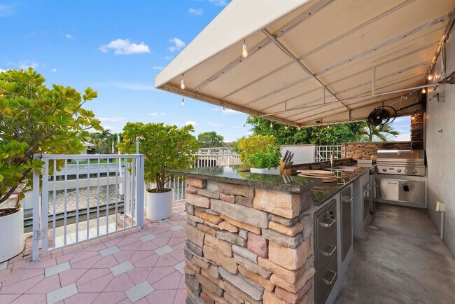 Building Photo - 5841 Bayview Dr