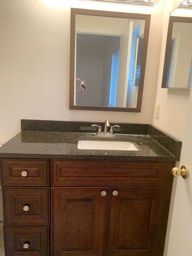 Building Photo - Cozy 3/2 Fenced Home on a Corner Lot