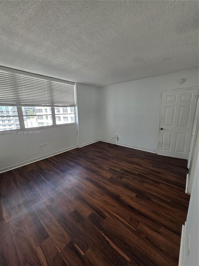 Building Photo - 905 Brickell Bay Dr