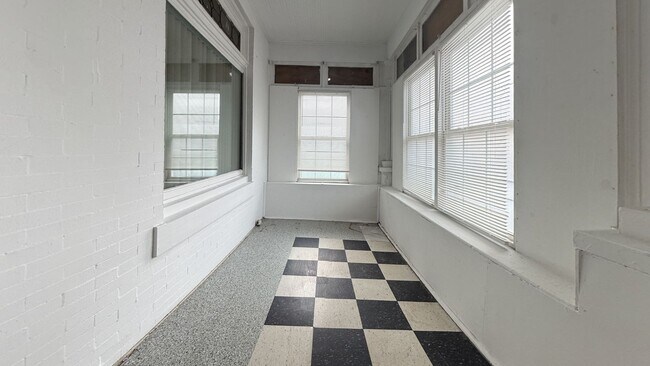 Building Photo - 5652 Addison St