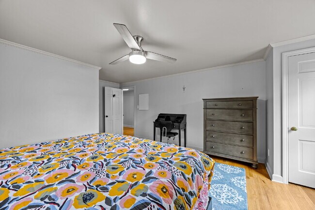 Building Photo - Charming Furnished Estate with Full-Servic...