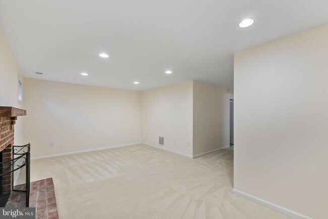 Building Photo - 6860 Williamsburg Pond Ct