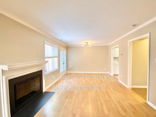 Building Photo - 348 Llewellyn Mews