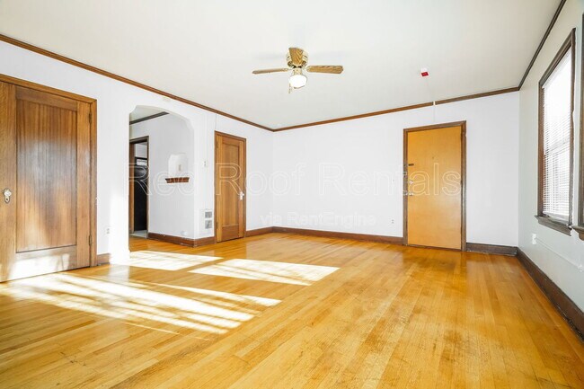 Building Photo - 1325 6th Ave