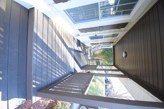 Building Photo - 337 Fox St SW