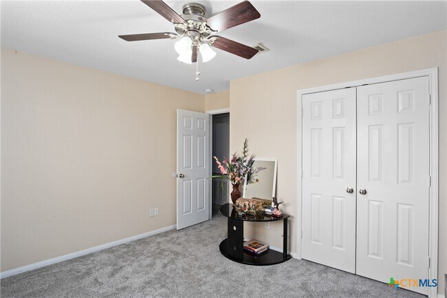 Building Photo - 504 Lakota Ln