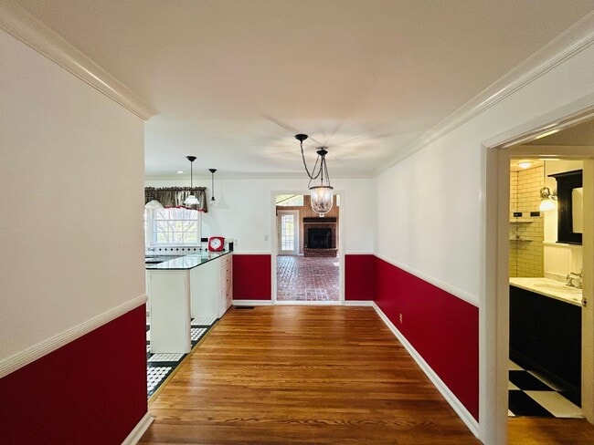 Building Photo - Absolutely gorgeous, remodeled home in beautiful location in Midtown Tulsa