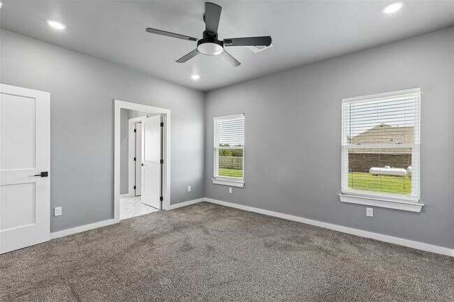 Building Photo - 4930 Meadow Dr