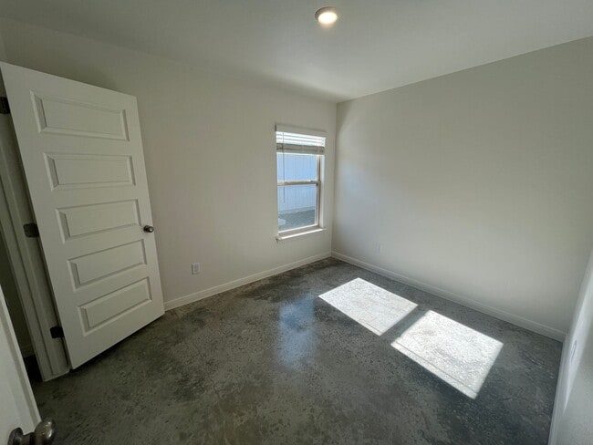 Building Photo - 913 Switchgrass Dr