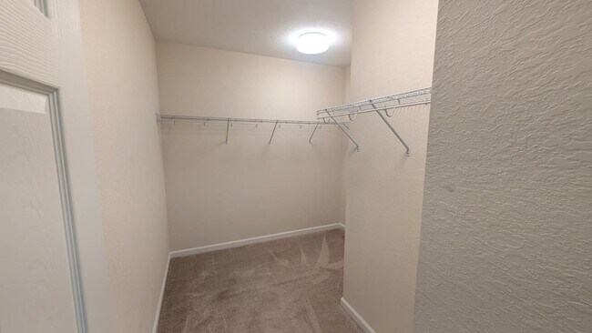 Building Photo - Spacious Townhome in Desirable Vizcaya Falls 3-bedroom, 2.5-bath townhome