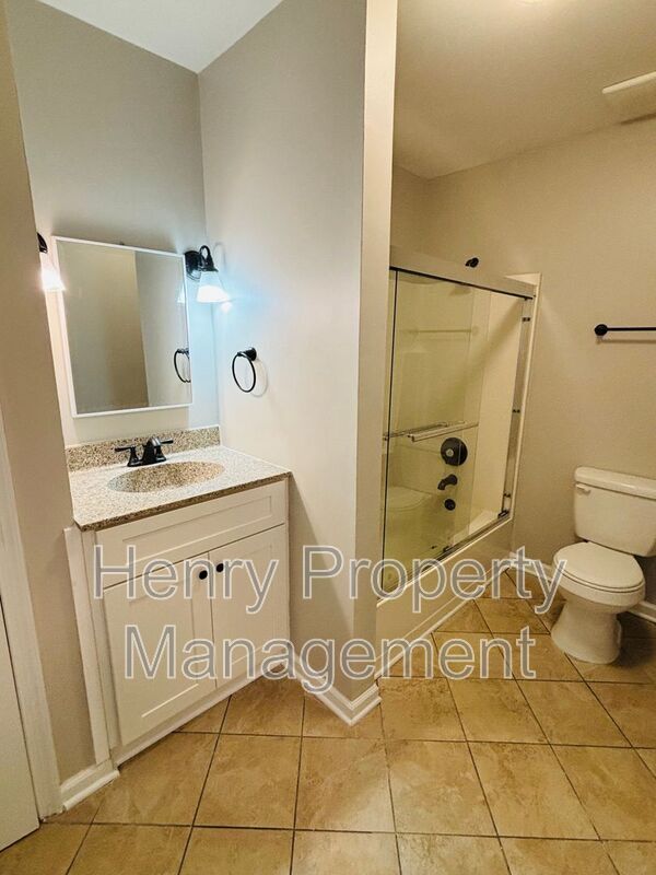 Building Photo - 903 Hampshire Ct