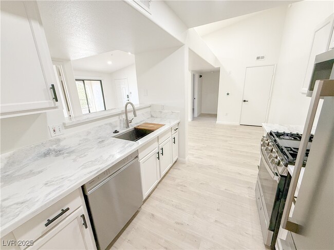 Building Photo - 950 Seven Hills Dr