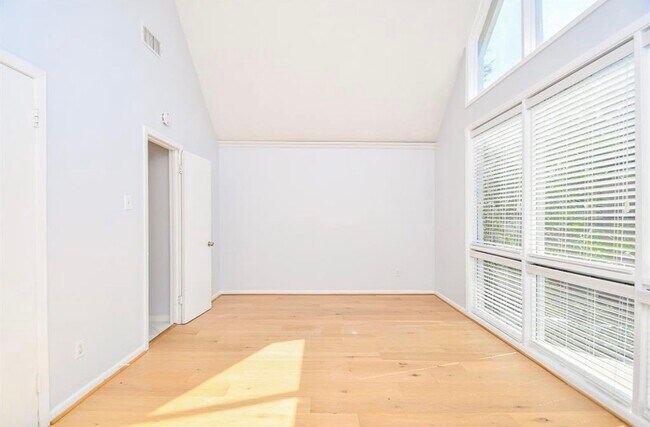 Building Photo - 615 Kipling St