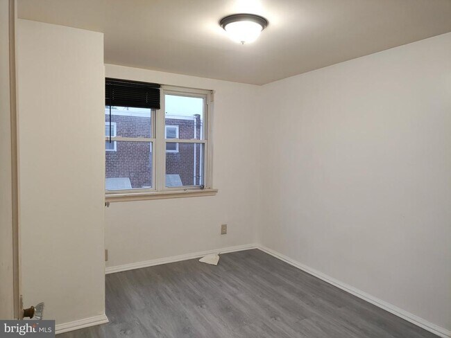 Building Photo - 633 E Carver St