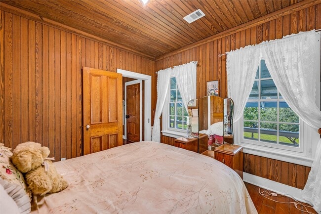 Building Photo - 813 Nelson Ave