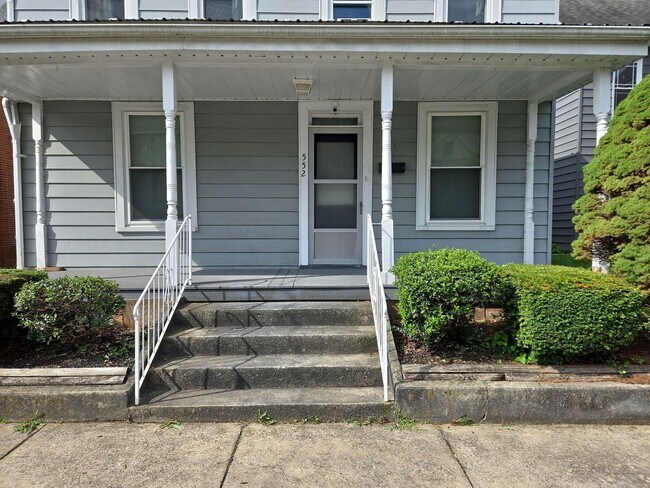 Building Photo - 552 E King St