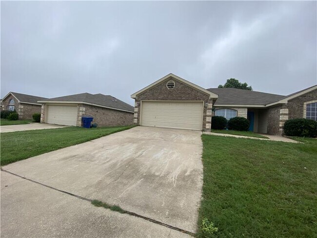 Building Photo - 2409 Gail Dr
