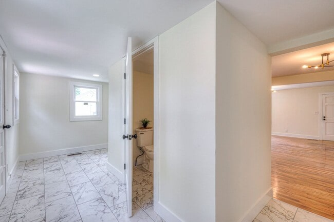 Building Photo - 203 W Cedar St