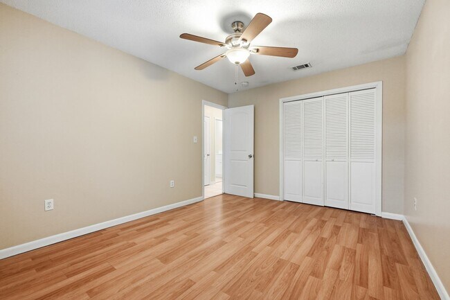 Building Photo - Prime Niceville Location!