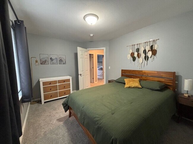 Building Photo - Seasonal Rental - Available August 16, 202...
