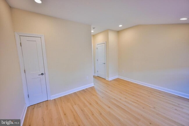 Building Photo - 907 Stiles St