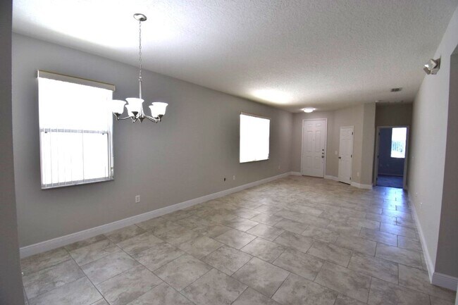 Building Photo - Spacious Pool Home in Davenport