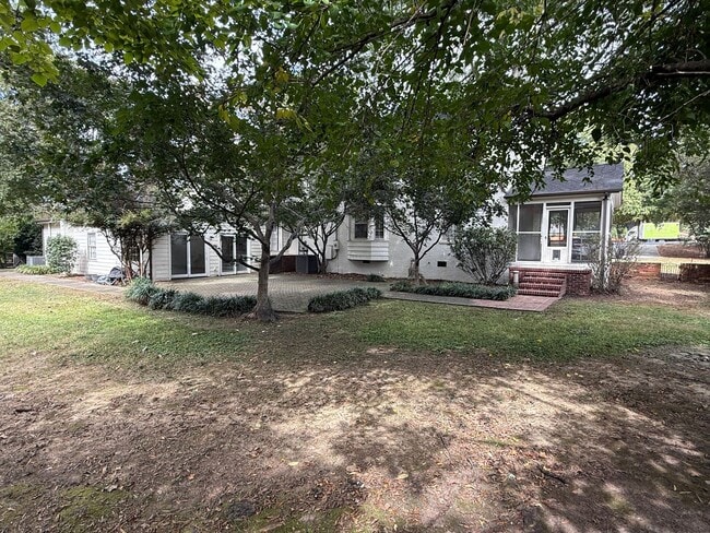 Building Photo - 2610 Providence Rd