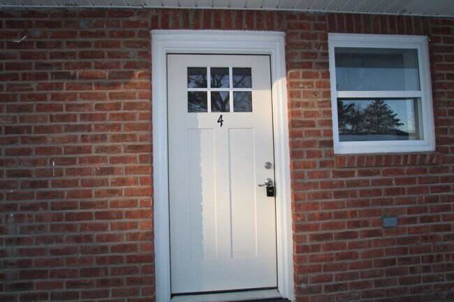 Building Photo - Beautifully remodeled and completed 1 bedroom apartment. FREE MONTH OF RENT!*