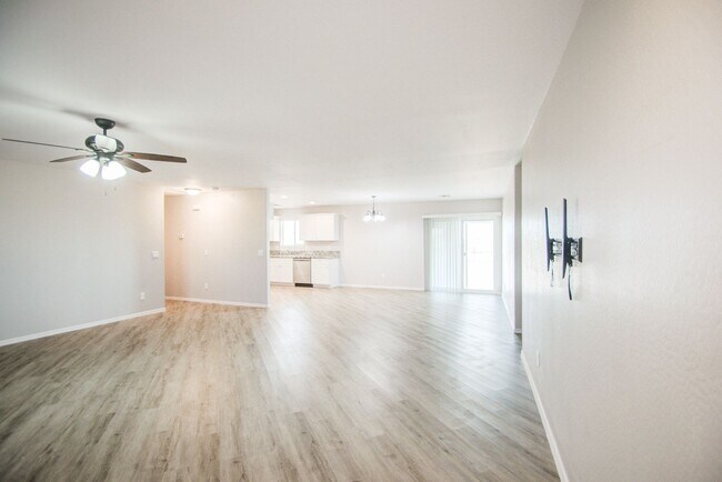 Building Photo - Large 1 + Acre Lot with 3 bedroom home in ...