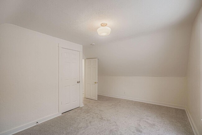 Building Photo - 84 Isabel St W